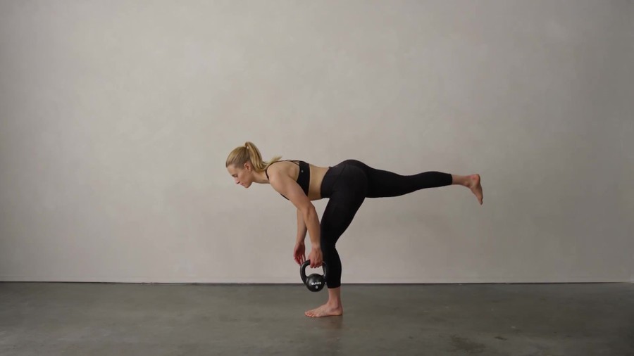 The 12 Best Kettlebell Hinge Exercises To Add To Your Workout Programme Feature Image